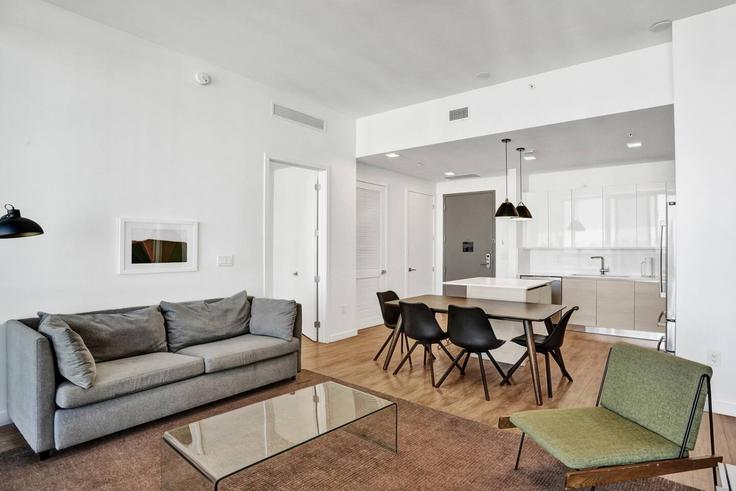 Elegante sala de estar con mobiliario moderno en un apartamento en Building 17th Street - stay-hospitality - 1335133 en Miami Beach, Miami Beach