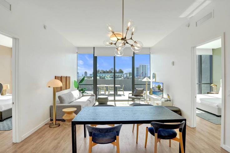 Elegante sala de estar con mobiliario moderno en un apartamento en Building 17th Street - stay-hospitality - 1335135 en Miami Beach, Miami Beach