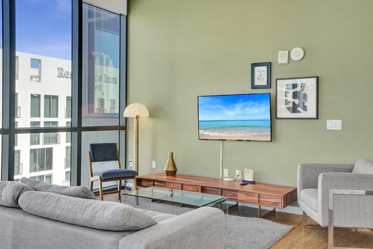 Miami Beach, Miami Beach에 위치한 Building 17th Street - stay-hospitality - 1335138 아파트의 세련된 인테리어가 돋보이는 거실 Miami Beach, Miami Beach에 위치한 Building 17th Street - stay-hospitality - 1335138 아파트의 세련된 인테리어가 돋보이는 거실