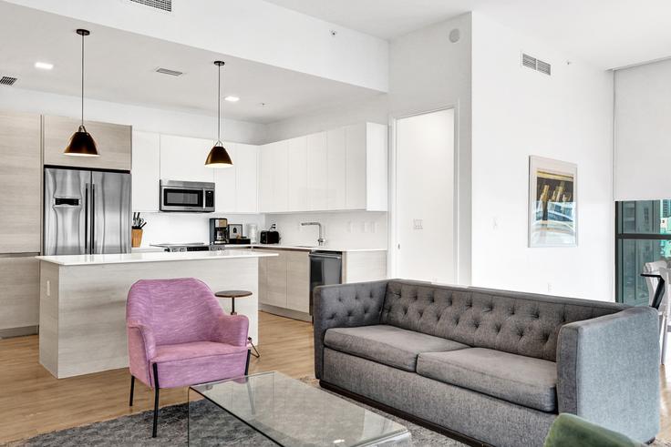 Miami Beach, Miami Beach에 위치한 Building 17th Street - stay-hospitality - 1335140 아파트의 세련된 인테리어가 돋보이는 거실 Miami Beach, Miami Beach에 위치한 Building 17th Street - stay-hospitality - 1335140 아파트의 세련된 인테리어가 돋보이는 거실