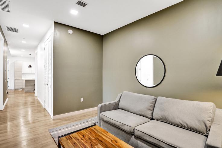 Elegante sala de estar con mobiliario moderno en un apartamento en Building 17th Street - stay-hospitality - 1335141 en Miami Beach, Miami Beach