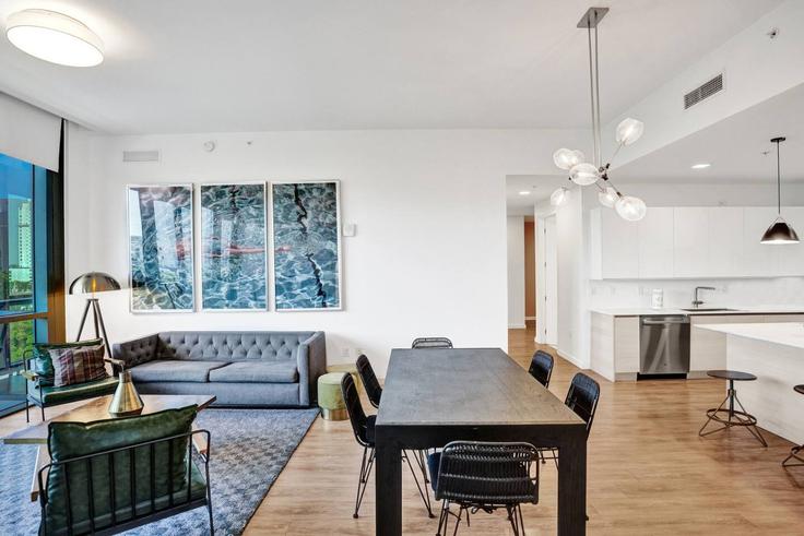 Elegante sala de estar con mobiliario moderno en un apartamento en Building 17th Street - stay-hospitality - 1335144 en Miami Beach, Miami Beach