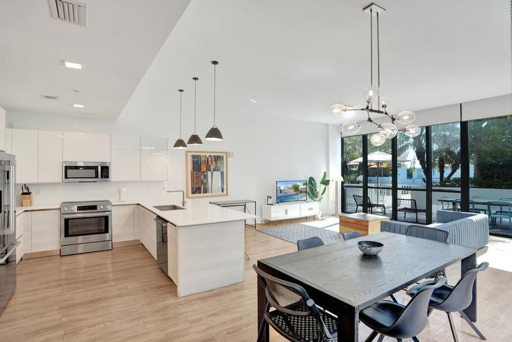 Miami Beach, Miami Beach에 위치한 Building 17th Street - stay-hospitality - 1335145 아파트의 세련된 인테리어가 돋보이는 거실 Miami Beach, Miami Beach에 위치한 Building 17th Street - stay-hospitality - 1335145 아파트의 세련된 인테리어가 돋보이는 거실