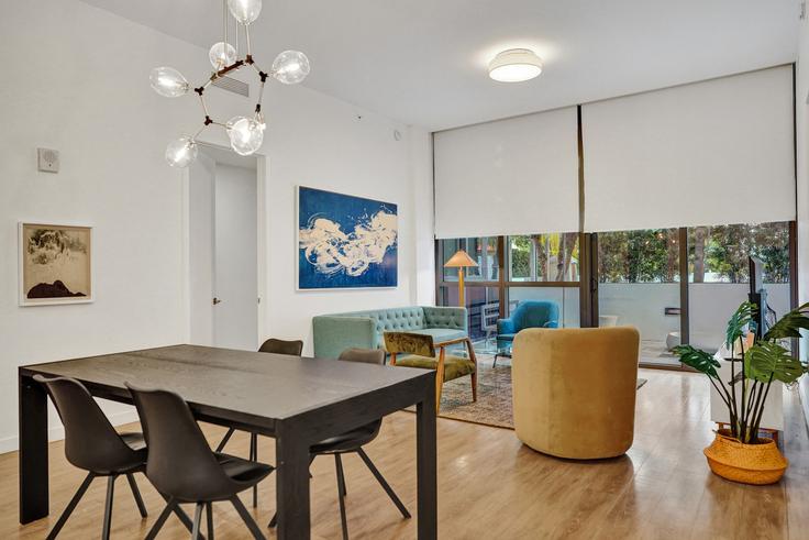 Elegante sala de estar con mobiliario moderno en un apartamento en Building 17th Street - stay-hospitality - 1335146 en Miami Beach, Miami Beach