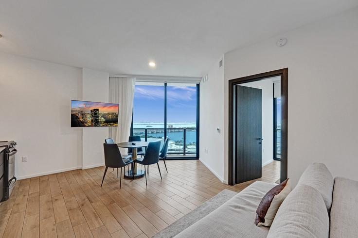 Salle de séjour élégante avec mobilier moderne dans un appartement à Building Northeast 5th Street - stay-hospitality - 1354416 à Miami, Miami