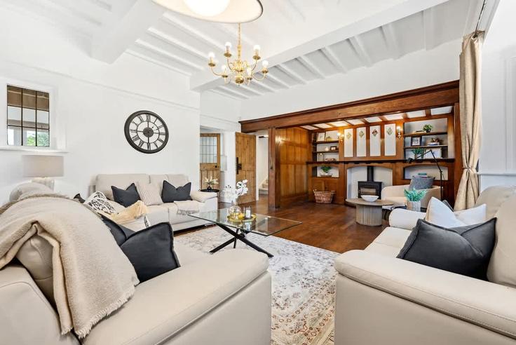 Elegant gestaltetes Wohnzimmer mit moderner Einrichtung in einer Wohnung im Building Saint Bernards Road - stay-hosted - 1513044 in Metropolitan Borough of Solihull, Solihull Elegant gestaltetes Wohnzimmer mit moderner Einrichtung in einer Wohnung im Building Saint Bernards Road - stay-hosted - 1513044 in Metropolitan Borough of Solihull, Solihull