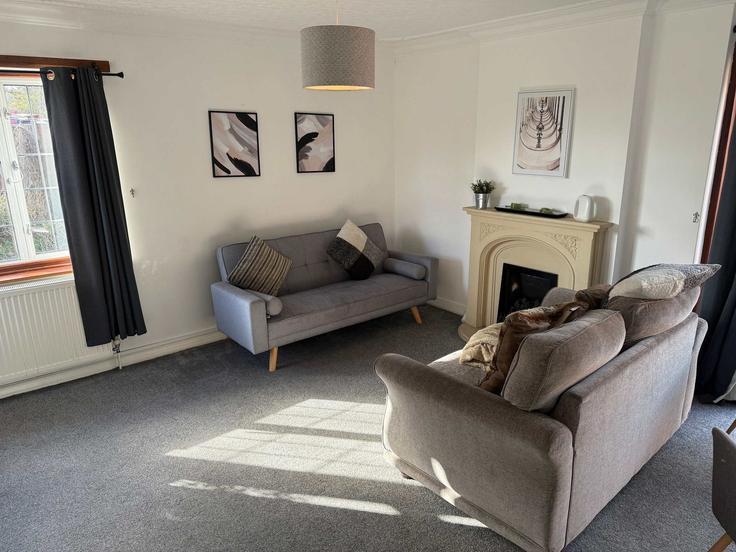 Elegant gestaltetes Wohnzimmer mit moderner Einrichtung in einer Wohnung im Building Crick Road - stay-hosted - 1513047 in Rugby District, Rugby Elegant gestaltetes Wohnzimmer mit moderner Einrichtung in einer Wohnung im Building Crick Road - stay-hosted - 1513047 in Rugby District, Rugby