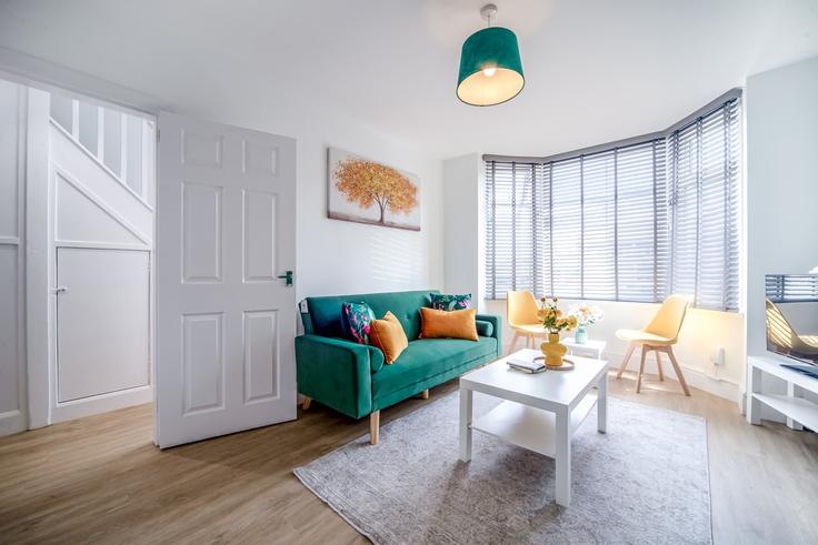 Sala de estar elegantemente projetada com móveis modernos em um apartamento no Building Sewall Highway - stay-in-coventry - 1642773 em Coventry, Coventry Sala de estar elegantemente projetada com móveis modernos em um apartamento no Building Sewall Highway - stay-in-coventry - 1642773 em Coventry, Coventry