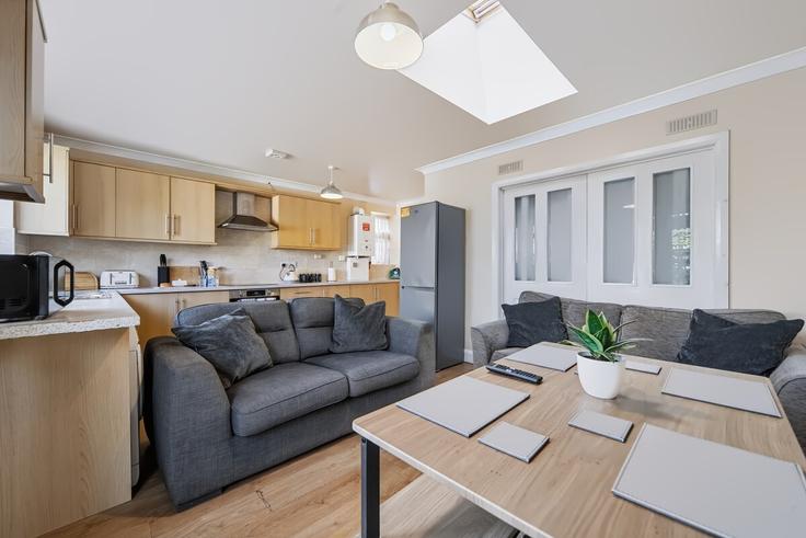 Sala de estar elegantemente projetada com móveis modernos em um apartamento no Building Daventry Road - stay-in-coventry - 1642752 em Coventry, Coventry Sala de estar elegantemente projetada com móveis modernos em um apartamento no Building Daventry Road - stay-in-coventry - 1642752 em Coventry, Coventry