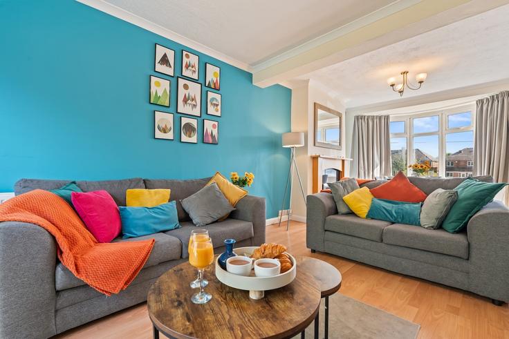 Elegant gestaltetes Wohnzimmer mit moderner Einrichtung in einer Wohnung im Building Hobs Moat Road - stay-in-coventry - 1642758 in Metropolitan Borough of Solihull, Solihull