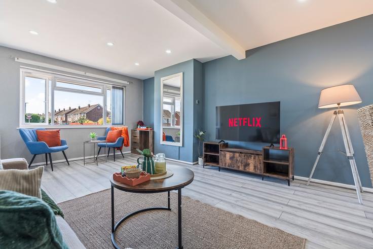 Sala de estar elegantemente projetada com móveis modernos em um apartamento no Building Ringwood Highway - stay-in-coventry - 1642751 em Coventry, Coventry Sala de estar elegantemente projetada com móveis modernos em um apartamento no Building Ringwood Highway - stay-in-coventry - 1642751 em Coventry, Coventry