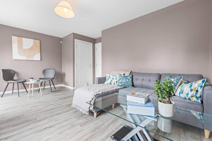 Sala de estar elegantemente projetada com móveis modernos em um apartamento no Building Anglian Way - stay-in-coventry - 1642763 em Coventry, Coventry Sala de estar elegantemente projetada com móveis modernos em um apartamento no Building Anglian Way - stay-in-coventry - 1642763 em Coventry, Coventry
