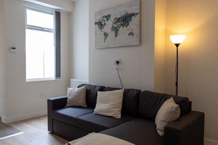 Sala de estar elegantemente projetada com móveis modernos em um apartamento no Building Northfield Road - stay-in-coventry - 1642756 em Coventry, Coventry Sala de estar elegantemente projetada com móveis modernos em um apartamento no Building Northfield Road - stay-in-coventry - 1642756 em Coventry, Coventry