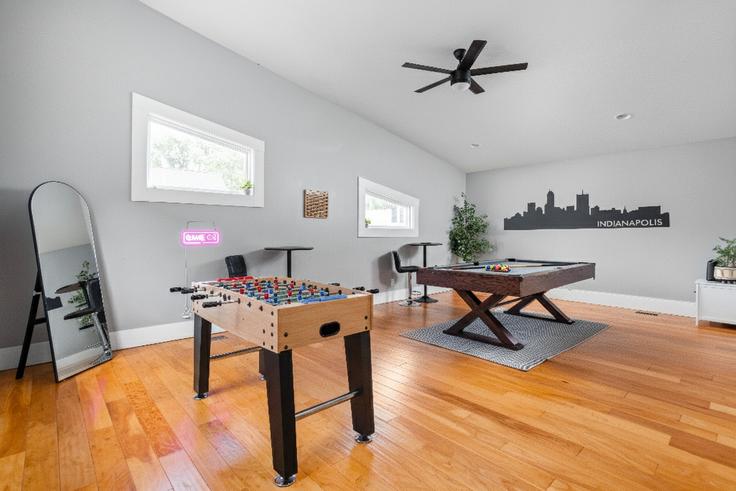 Elegante sala de estar con mobiliario moderno en un apartamento en Building Cottage Avenue - stay-instyle - 1372938 en Indianapolis, Indianapolis