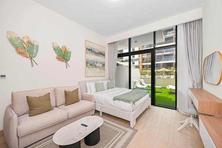 Nad Al Sheba, Dubai에 위치한 Building Tariaq Bedon Esm - stay-local-holiday-homes - 1475628 유닛의 세련된 인테리어가 돋보이는 거실