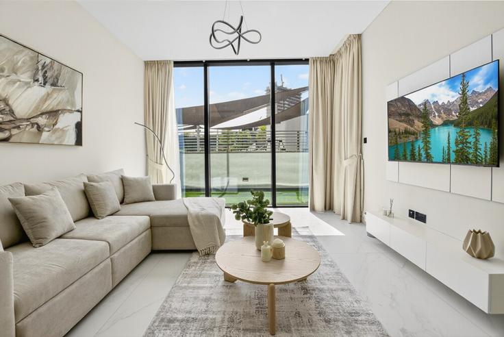 Elegant gestaltetes Wohnzimmer mit moderner Einrichtung in einer Wohnung im Building Nadd Al Sheba Road - stay-local-holiday-homes - 1475625 in Nad Al Sheba, Dubai