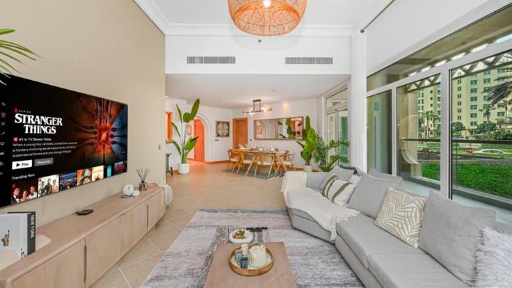 Sala de estar elegantemente projetada com móveis modernos em um apartamento no Building Palm Jumeirah Rd - stay-local-holiday-homes - 1501148 em The Palm Jumeirah, Dubai