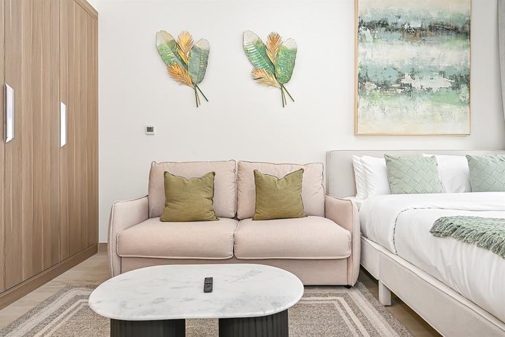 Elegant gestaltetes Wohnzimmer mit moderner Einrichtung in einer Wohnung im Building Tariaq Bedon Esm - stay-local-holiday-homes - 1475628 in Nad Al Sheba, Dubai