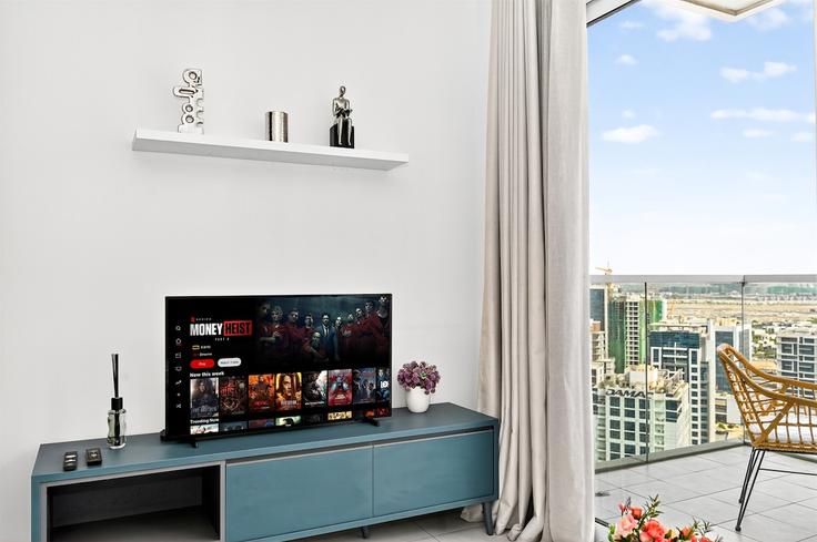 Salle de séjour élégante avec mobilier moderne dans un appartement à Building Marasi Drive - stay-local-holiday-homes - 1475627 à Business Bay, Dubai