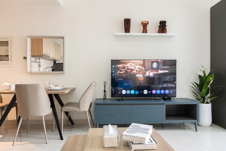 Salle de séjour élégante avec mobilier moderne dans un appartement à Building Marasi Drive - stay-local-holiday-homes - 1475623 à Business Bay, Dubai