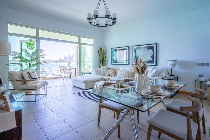 The Palm Jumeirah, Dubai에 위치한 Building Palm Jumeirah Rd - stay-local-holiday-homes - 1475621 유닛의 세련된 인테리어가 돋보이는 거실