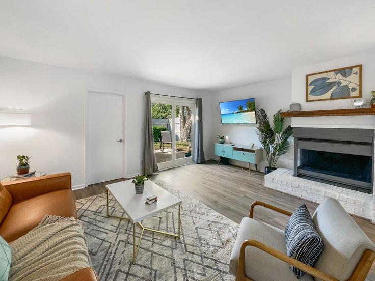 Elegante sala de estar con mobiliario moderno en un apartamento en Building Buckhall Court - stay-lowcountry - 1639359 en Mount Pleasant, Mount Pleasant Elegante sala de estar con mobiliario moderno en un apartamento en Building Buckhall Court - stay-lowcountry - 1639359 en Mount Pleasant, Mount Pleasant