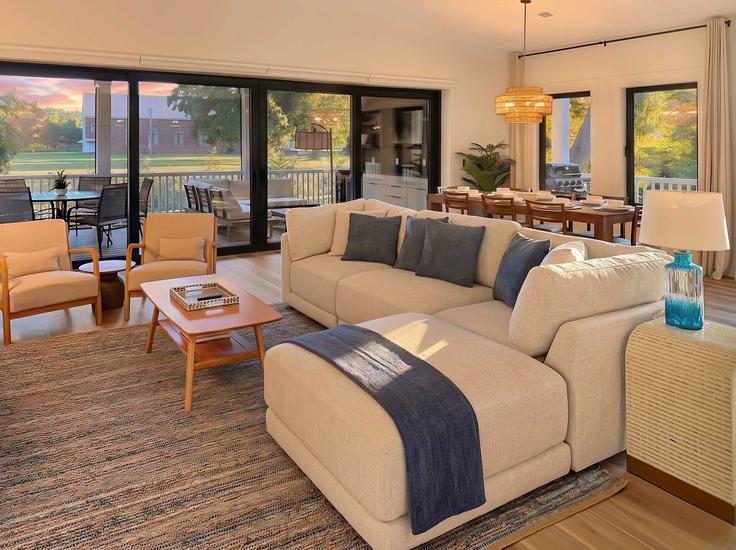 Elegant gestaltetes Wohnzimmer mit moderner Einrichtung in einer Wohnung im Building Jeffords Street - stay-lowcountry - 1639361 in James Island, James Island Elegant gestaltetes Wohnzimmer mit moderner Einrichtung in einer Wohnung im Building Jeffords Street - stay-lowcountry - 1639361 in James Island, James Island