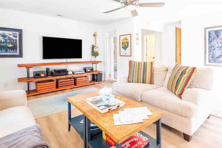 Elegant gestaltetes Wohnzimmer mit moderner Einrichtung in einer Wohnung im Building Pauline Avenue - stay-lowcountry - 1639352 in James Island, James Island Elegant gestaltetes Wohnzimmer mit moderner Einrichtung in einer Wohnung im Building Pauline Avenue - stay-lowcountry - 1639352 in James Island, James Island