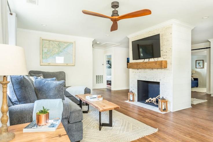 Charleston, Charleston에 위치한 Building Saint James Drive - stay-lowcountry - 1639366 유닛의 세련된 인테리어가 돋보이는 거실