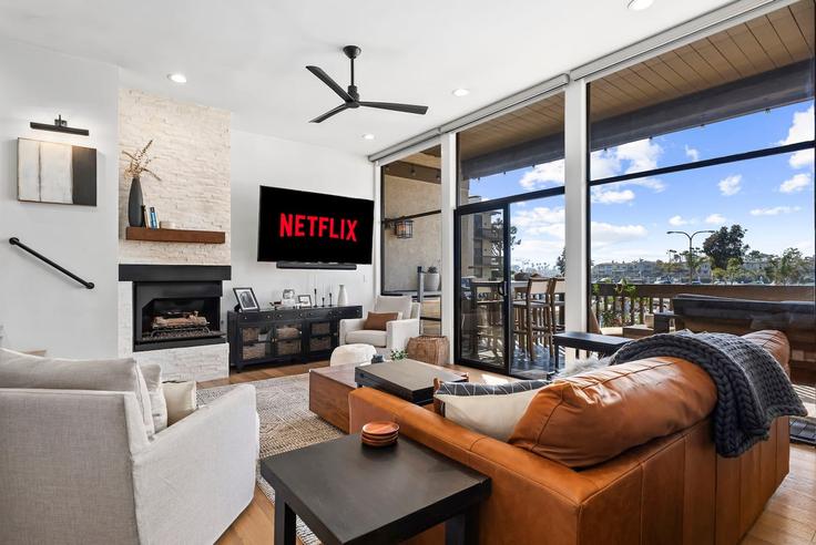 Long Beach Long BeachのBuilding Marina Pacifica Drive North - stay-nestled - 1665895のアパートメントにある、モダンな家具を備えたエレガントなデザインのリビングルーム Long Beach Long BeachのBuilding Marina Pacifica Drive North - stay-nestled - 1665895のアパートメントにある、モダンな家具を備えたエレガントなデザインのリビングルーム