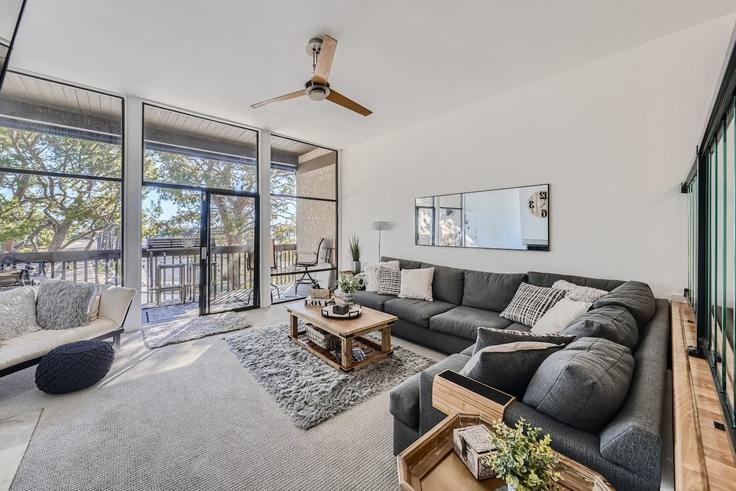 Long Beach Long BeachのBuilding Marina Pacifica Drive - stay-nestled - 1665897のアパートメントにある、モダンな家具を備えたエレガントなデザインのリビングルーム Long Beach Long BeachのBuilding Marina Pacifica Drive - stay-nestled - 1665897のアパートメントにある、モダンな家具を備えたエレガントなデザインのリビングルーム