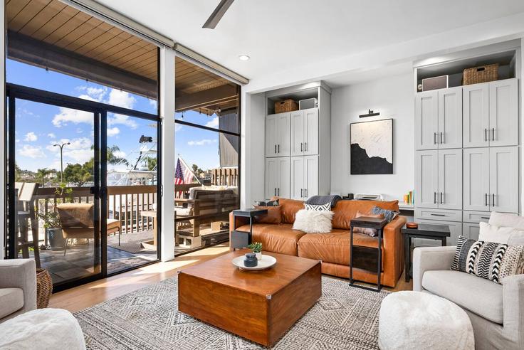 Building Marina Pacifica Drive North - stay-nestled - 1665895 adresindeki bir dairede modern mobilyalarla zarif bir şekilde tasarlanmış oturma odası Long Beach, Long Beach Building Marina Pacifica Drive North - stay-nestled - 1665895 adresindeki bir dairede modern mobilyalarla zarif bir şekilde tasarlanmış oturma odası Long Beach, Long Beach