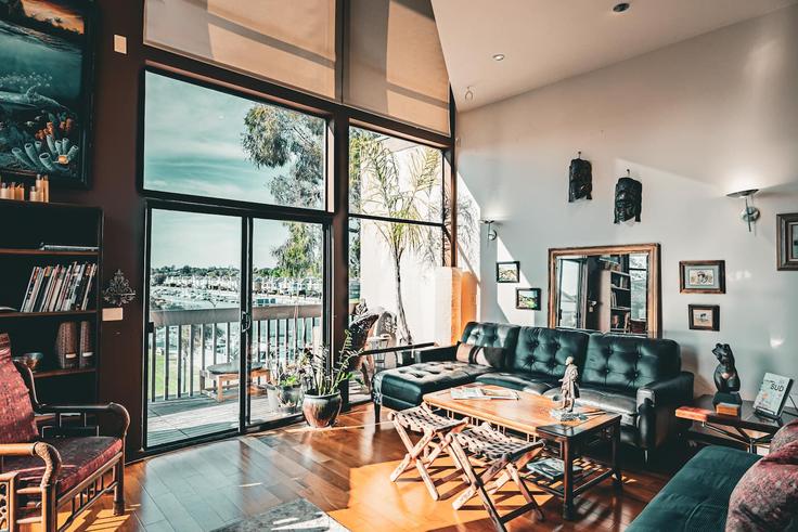 Building Marina Pacifica Drive - stay-nestled - 1665898 adresindeki bir dairede modern mobilyalarla zarif bir şekilde tasarlanmış oturma odası Long Beach, Long Beach