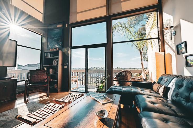 Long Beach Long BeachのBuilding Marina Pacifica Drive - stay-nestled - 1665898のアパートメントにある、モダンな家具を備えたエレガントなデザインのリビングルーム Long Beach Long BeachのBuilding Marina Pacifica Drive - stay-nestled - 1665898のアパートメントにある、モダンな家具を備えたエレガントなデザインのリビングルーム