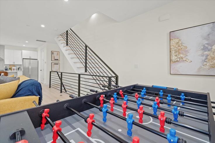 Sala de estar elegantemente projetada com móveis modernos em um apartamento no Building Dade Street - stay-nue - 1366791 em Charlotte, Charlotte