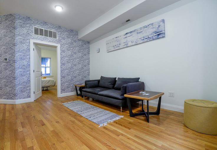 Salle de séjour élégante avec mobilier moderne dans un appartement à Building Lambert Street - stay-nue - 1366807 à Boston, Boston