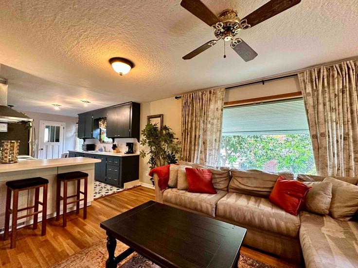 Elegante sala de estar con mobiliario moderno en un apartamento en Building South Donovan Street - stay-rested - 1574780 en Seattle, Seattle