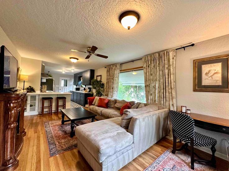 Salle de séjour élégante avec mobilier moderne dans un appartement à Building South Donovan Street - stay-rested - 1574780 à Seattle, Seattle