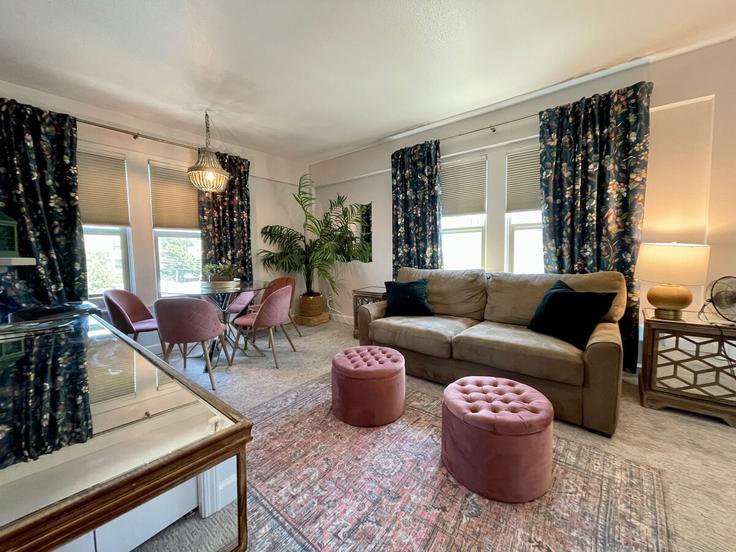 Building East Loretta Place - stay-rested - 1520551 adresindeki bir dairede modern mobilyalarla zarif bir şekilde tasarlanmış oturma odası Seattle, Seattle