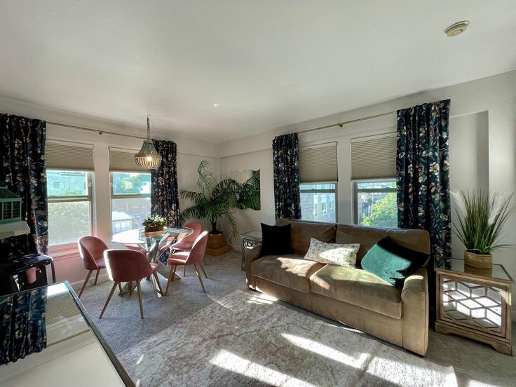 Elegant gestaltetes Wohnzimmer mit moderner Einrichtung in einer Wohnung im Building East Howell Street - stay-rested - 1264518 - SEA in Seattle, Seattle
