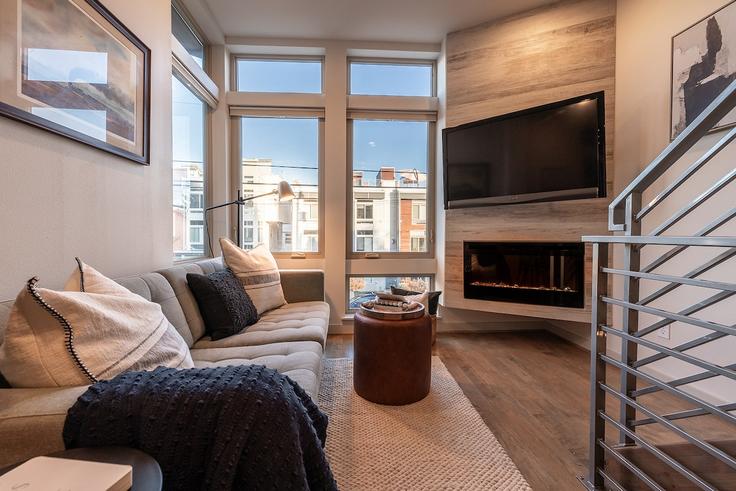 Salle de séjour élégante avec mobilier moderne dans un appartement à Building Woodland Park Avenue North - stay-rested - 1264509 - SEA à Seattle, Seattle