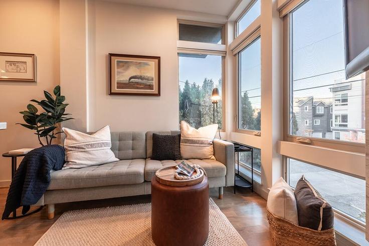 Seattle, Seattle에 위치한 Building Woodland Park Avenue North - stay-rested - 1264516 - SEA 유닛의 세련된 인테리어가 돋보이는 거실 Seattle, Seattle에 위치한 Building Woodland Park Avenue North - stay-rested - 1264516 - SEA 유닛의 세련된 인테리어가 돋보이는 거실