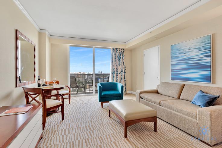 Sunny Isles Beach Sunny Isles BeachのBuilding Collins Avenue - stay-sol - 1227322 - MIAのアパートメントにある、モダンな家具を備えたエレガントなデザインのリビングルーム