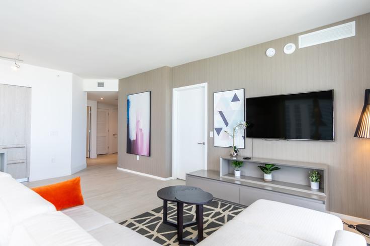 Elegante sala de estar con mobiliario moderno en un apartamento en Building Jimmy Buffett Memorial Highway - stay-sol - 1227431 - MIA en Hollywood, Hollywood