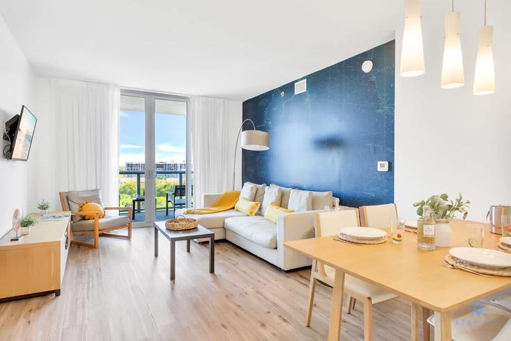 Sala de estar elegantemente projetada com móveis modernos em um apartamento no Building East Hallandale Beach Boulevard - stay-sol - 1227295 - MIA em Hallandale Beach, Hallandale Beach Sala de estar elegantemente projetada com móveis modernos em um apartamento no Building East Hallandale Beach Boulevard - stay-sol - 1227295 - MIA em Hallandale Beach, Hallandale Beach