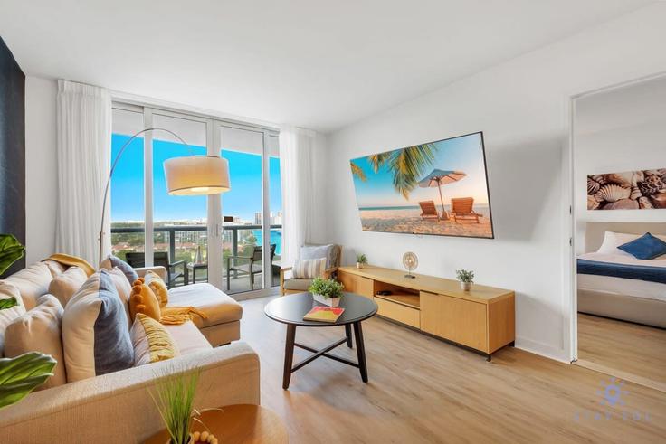 Elegant gestaltetes Wohnzimmer mit moderner Einrichtung in einer Wohnung im Building East Hallandale Beach Boulevard - stay-sol - 1227279 - MIA in Hallandale Beach, Hallandale Beach Elegant gestaltetes Wohnzimmer mit moderner Einrichtung in einer Wohnung im Building East Hallandale Beach Boulevard - stay-sol - 1227279 - MIA in Hallandale Beach, Hallandale Beach