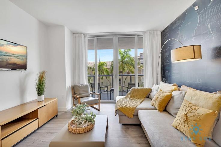 Salle de séjour élégante avec mobilier moderne dans un appartement à Building East Hallandale Beach Boulevard - stay-sol - 1227379 - MIA à Hallandale Beach, Hallandale Beach Salle de séjour élégante avec mobilier moderne dans un appartement à Building East Hallandale Beach Boulevard - stay-sol - 1227379 - MIA à Hallandale Beach, Hallandale Beach