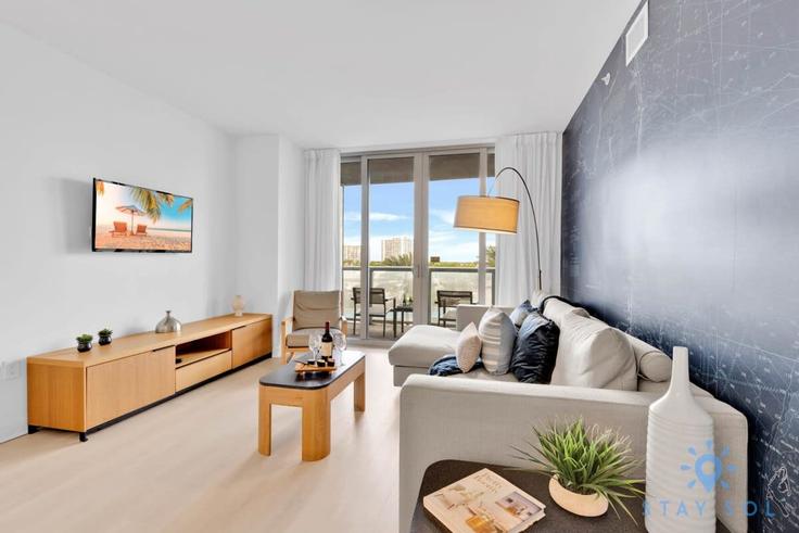 Salle de séjour élégante avec mobilier moderne dans un appartement à Building East Hallandale Beach Boulevard - stay-sol - 1227371 - MIA à Hallandale Beach, Hallandale Beach