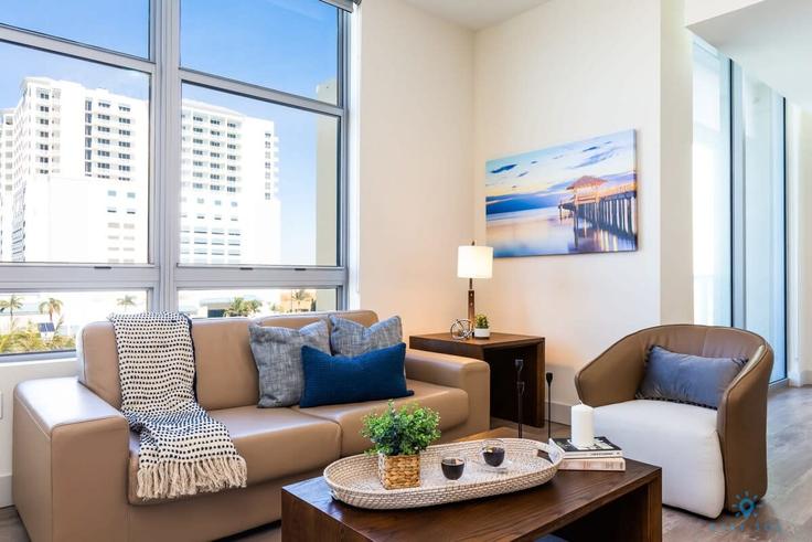 Salle de séjour élégante avec mobilier moderne dans un appartement à Building North Ocean Drive - stay-sol - 1227284 - MIA à Hollywood, Hollywood Salle de séjour élégante avec mobilier moderne dans un appartement à Building North Ocean Drive - stay-sol - 1227284 - MIA à Hollywood, Hollywood
