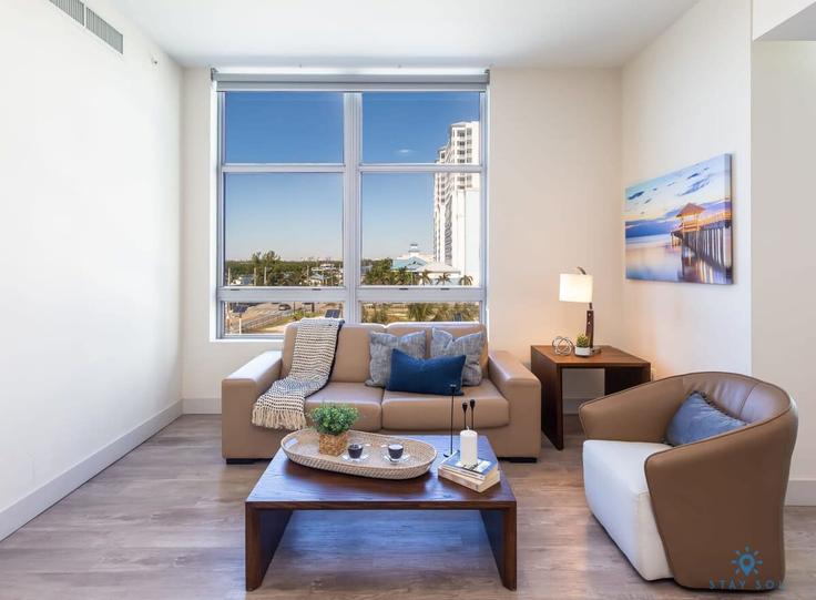 Elegante sala de estar con mobiliario moderno en un apartamento en Building North Ocean Drive - stay-sol - 1227231 - MIA en Hollywood, Hollywood Elegante sala de estar con mobiliario moderno en un apartamento en Building North Ocean Drive - stay-sol - 1227231 - MIA en Hollywood, Hollywood